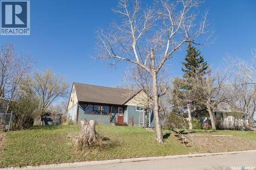 611 Saskatchewan Avenue, Kerrobert, SK - Outdoor
