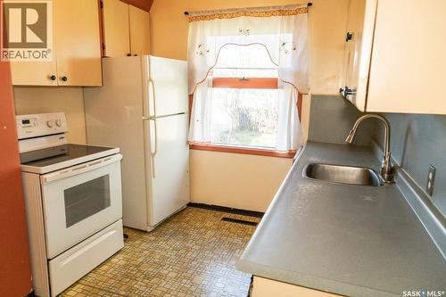611 Saskatchewan Avenue, Kerrobert, SK - Indoor Photo Showing Kitchen
