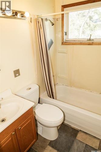 611 Saskatchewan Avenue, Kerrobert, SK - Indoor Photo Showing Bathroom