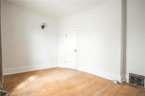 810 Spruce St, Winnipeg, MB 