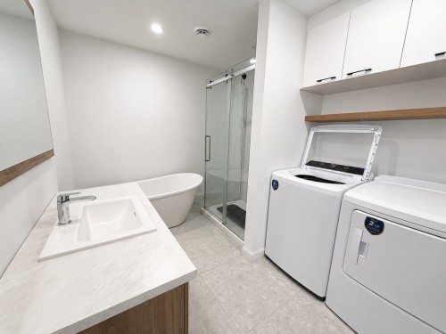 Bathroom - 3-22 Rue Joron, Salaberry-De-Valleyfield, QC - Indoor Photo Showing Laundry Room