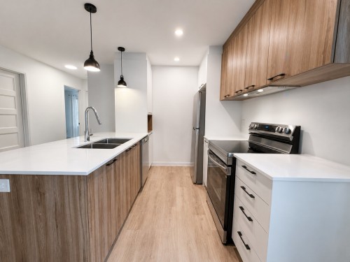 Kitchen - 3-22 Rue Joron, Salaberry-De-Valleyfield, QC - Indoor Photo Showing Kitchen With Double Sink With Upgraded Kitchen