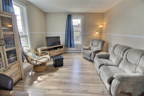 Salon - 221 1Re Avenue E., Amos, QC - Indoor Photo Showing Living Room