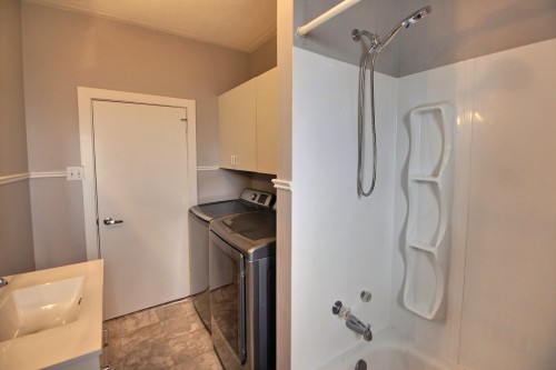 Salle de bains - 221 1Re Avenue E., Amos, QC - Indoor Photo Showing Laundry Room