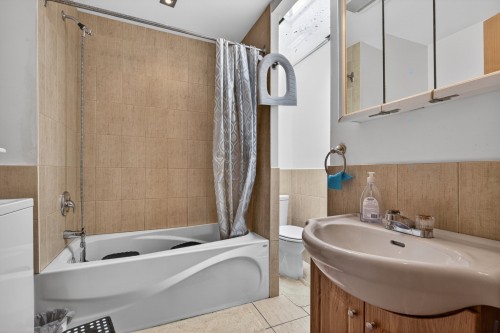 Bathroom - 7502 Rue De Boischatel, Montréal (Saint-Léonard), QC - Indoor Photo Showing Bathroom