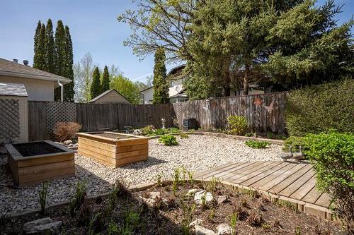 588 Chalfont Rd, Winnipeg, MB 