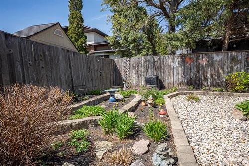 588 Chalfont Rd, Winnipeg, MB 