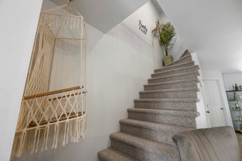 Escalier - 357B Ch. Du Fleuve, Coteau-Du-Lac, QC - Indoor Photo Showing Other Room