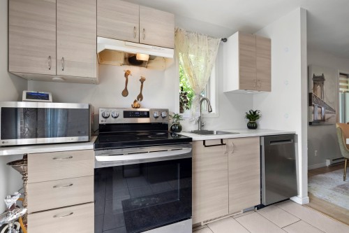Cuisine - 357B Ch. Du Fleuve, Coteau-Du-Lac, QC - Indoor Photo Showing Kitchen With Upgraded Kitchen