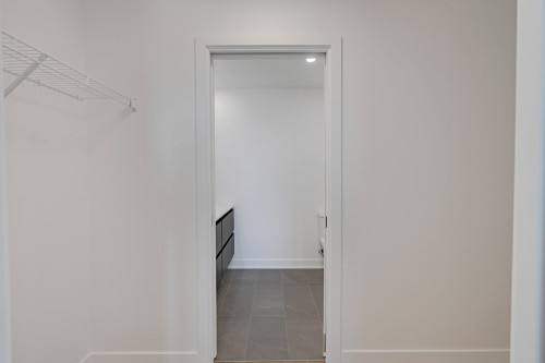 Closet - 2214-245 Boul. Robert-Bourassa, Montréal (Ville-Marie), QC - Indoor