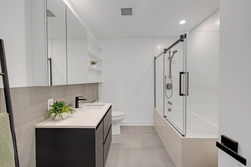 Bathroom - 2414-245 Boul. Robert-Bourassa, Montréal (Ville-Marie), QC - Indoor Photo Showing Bathroom