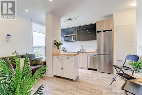 534 - 3100 Keele Street, Toronto (Downsview-Roding-Cfb), ON - Indoor Photo Showing Kitchen
