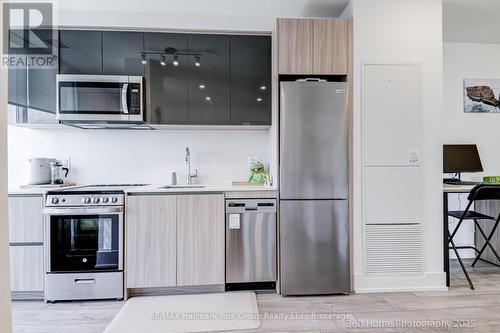 534 - 3100 Keele Street, Toronto (Downsview-Roding-Cfb), ON - Indoor Photo Showing Kitchen
