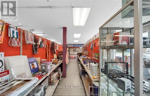 100 London, Chatham-Kent, ON 