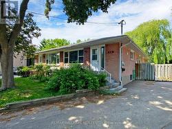 16 DUNBOYNE COURT Toronto, ON M2R 2B7