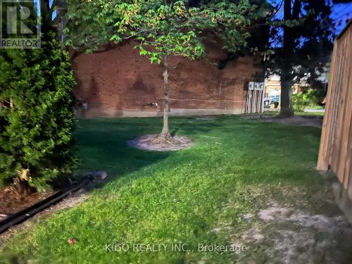 121 - 10 Bassett Boulevard, Whitby, ON - Outdoor