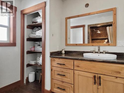 8170 Plotnikoff Road, Grand Forks, BC - Indoor Photo Showing Bathroom