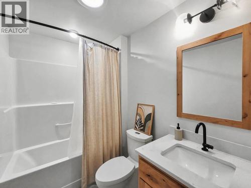 8170 Plotnikoff Road, Grand Forks, BC - Indoor Photo Showing Bathroom