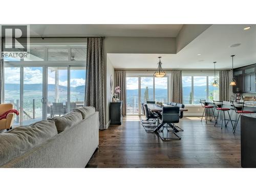 593 Harrogate Lane, Kelowna, BC - Indoor Photo Showing Living Room