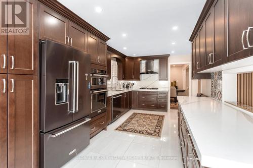 5952 Grossbeak Drive, Mississauga, ON - Indoor Photo Showing Kitchen With Upgraded Kitchen