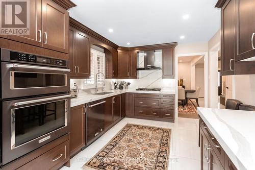 5952 Grossbeak Drive, Mississauga, ON - Indoor Photo Showing Kitchen With Upgraded Kitchen