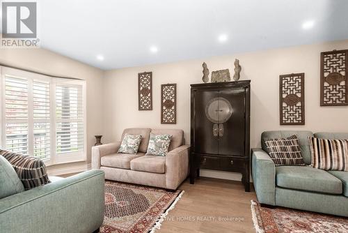 5952 Grossbeak Drive, Mississauga, ON - Indoor Photo Showing Living Room