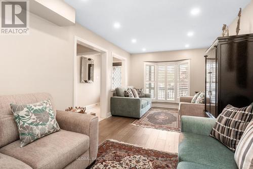 5952 Grossbeak Drive, Mississauga, ON - Indoor Photo Showing Living Room