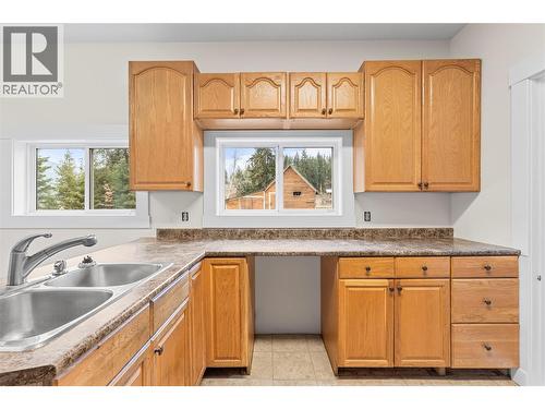 main floor - 3135 Edes Road, Salmon Arm, BC - Indoor Photo Showing Kitchen With Double Sink