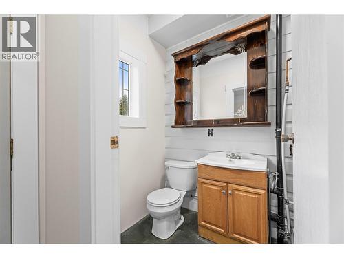 main floor - 3135 Edes Road, Salmon Arm, BC - Indoor Photo Showing Bathroom