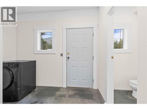main floor - 3135 Edes Road, Salmon Arm, BC - Indoor Photo Showing Laundry Room