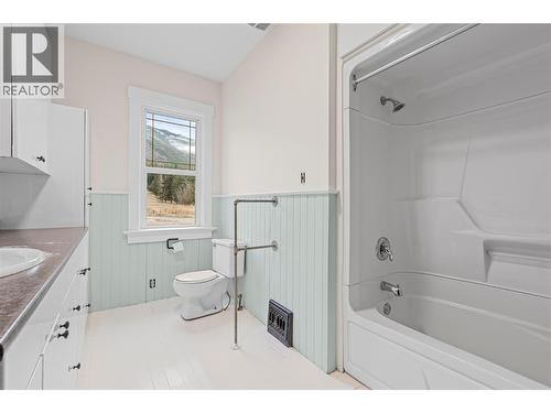 main floor - 3135 Edes Road, Salmon Arm, BC - Indoor Photo Showing Bathroom