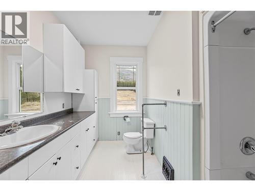 main floor - 3135 Edes Road, Salmon Arm, BC - Indoor Photo Showing Bathroom