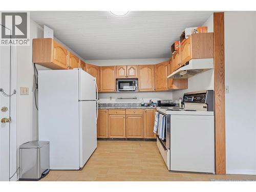 suite - 3135 Edes Road, Salmon Arm, BC - Indoor Photo Showing Kitchen