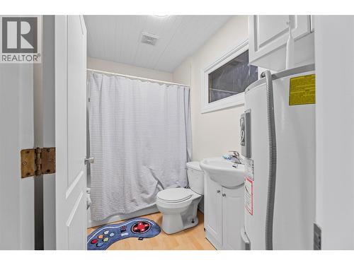 suite - 3135 Edes Road, Salmon Arm, BC - Indoor Photo Showing Bathroom