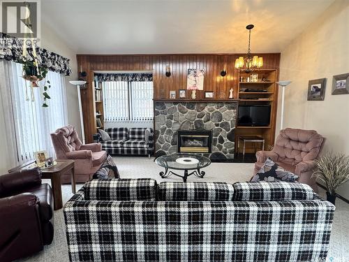 423 7Th Avenue W, Biggar, SK - Indoor Photo Showing Living Room With Fireplace