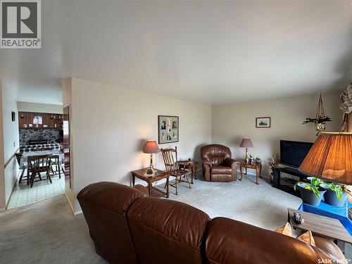 423 7Th Avenue W, Biggar, SK - Indoor Photo Showing Living Room