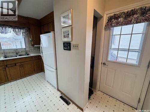 423 7Th Avenue W, Biggar, SK - Indoor Photo Showing Kitchen With Double Sink