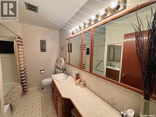 423 7Th Avenue W, Biggar, SK - Indoor Photo Showing Bathroom