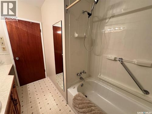 423 7Th Avenue W, Biggar, SK - Indoor Photo Showing Bathroom