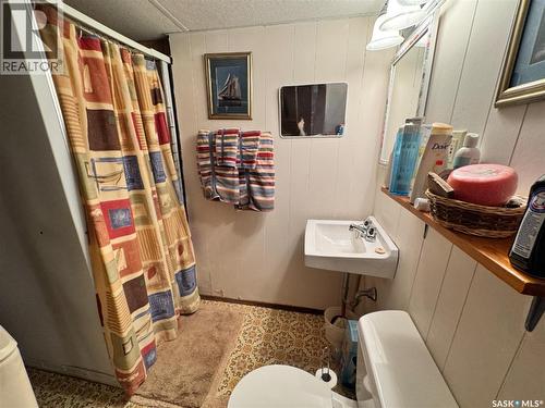 423 7Th Avenue W, Biggar, SK - Indoor Photo Showing Bathroom