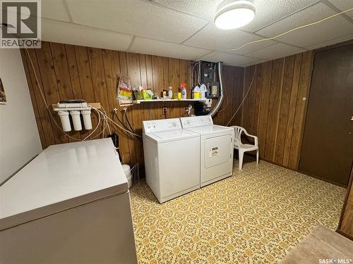 423 7Th Avenue W, Biggar, SK - Indoor Photo Showing Laundry Room