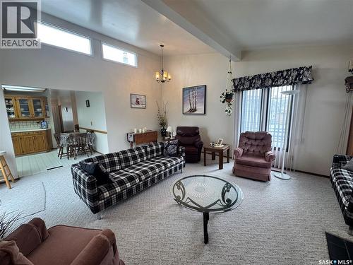 423 7Th Avenue W, Biggar, SK - Indoor Photo Showing Living Room
