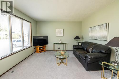 512 9Th Street E, Wynyard, SK - Indoor Photo Showing Living Room