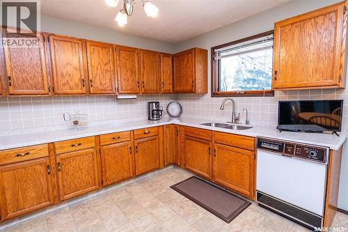 512 9Th Street E, Wynyard, SK - Indoor Photo Showing Kitchen With Double Sink