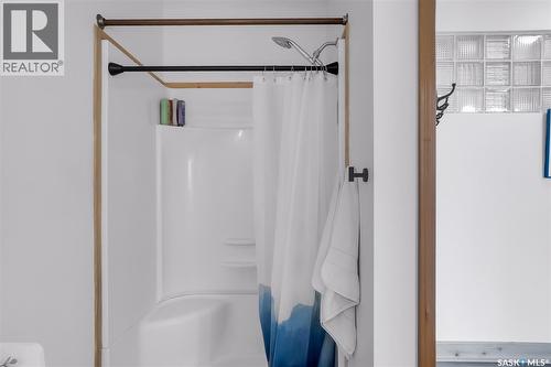 310 F Avenue S, Saskatoon, SK - Indoor Photo Showing Bathroom