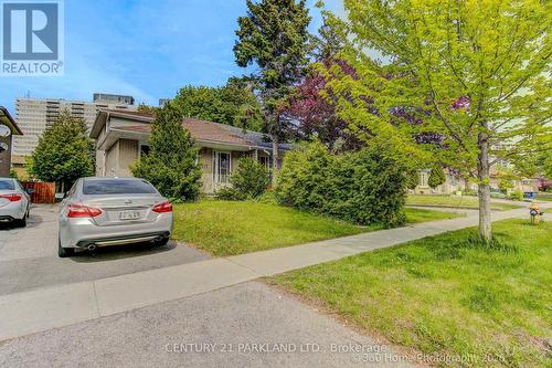 117 DOLLY VARDEN BOULEVARD  Toronto, ON M1H 2K7