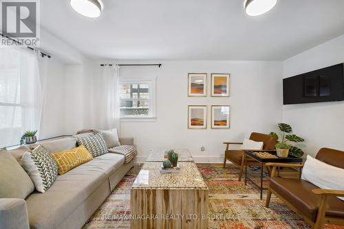 248 Lincoln Road W, Fort Erie (Crystal Beach), ON - Indoor Photo Showing Living Room