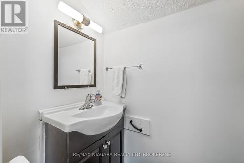 248 Lincoln Road W, Fort Erie (Crystal Beach), ON - Indoor Photo Showing Bathroom
