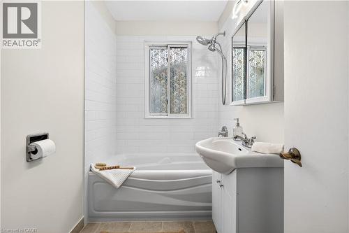 447 Melvin Avenue, Hamilton, ON - Indoor Photo Showing Bathroom