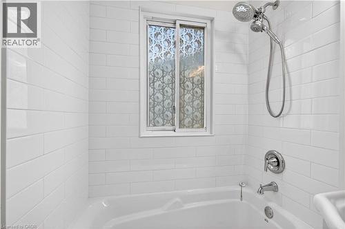 447 Melvin Avenue, Hamilton, ON - Indoor Photo Showing Bathroom